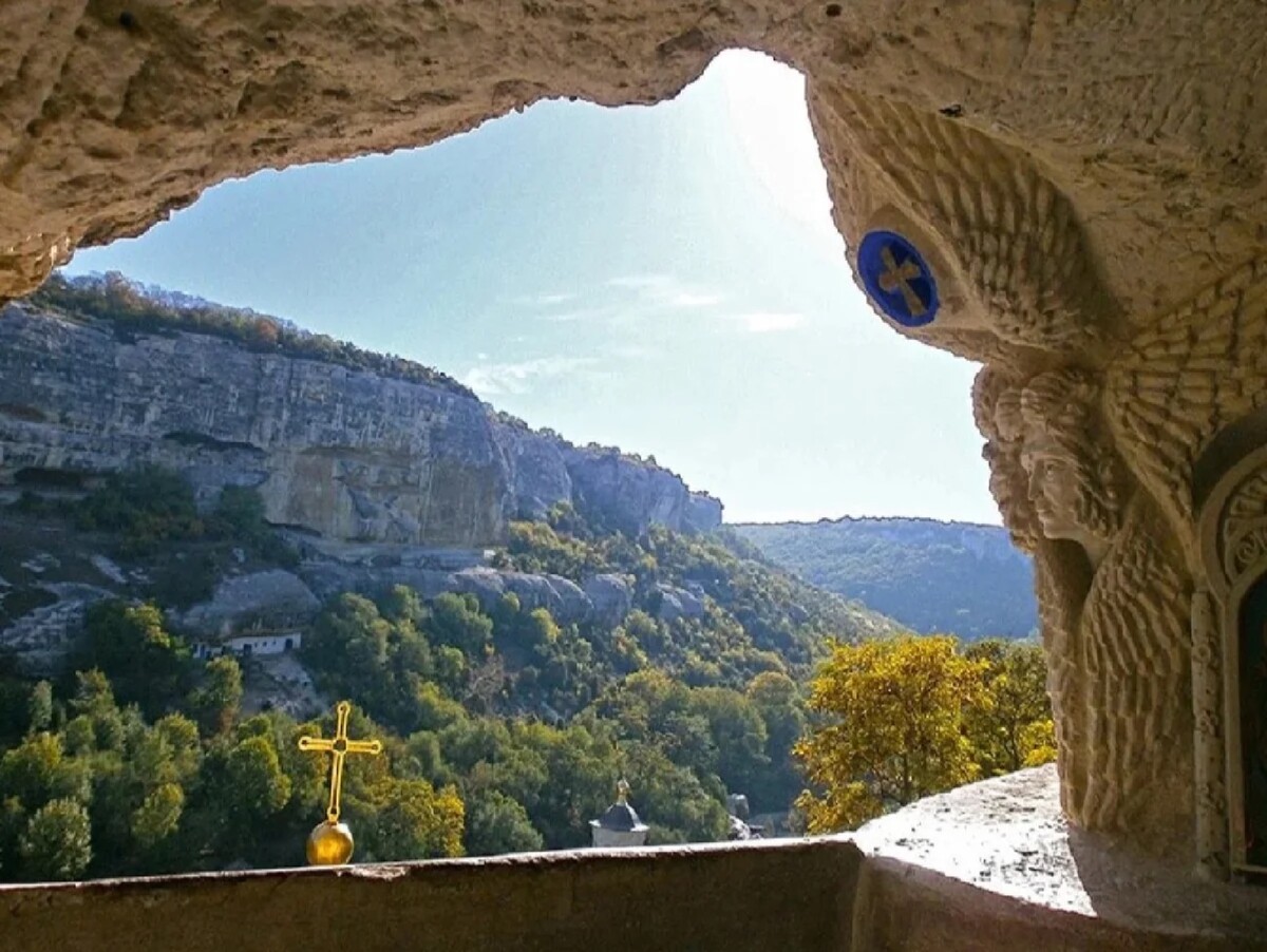 монастырь в горе в крыму