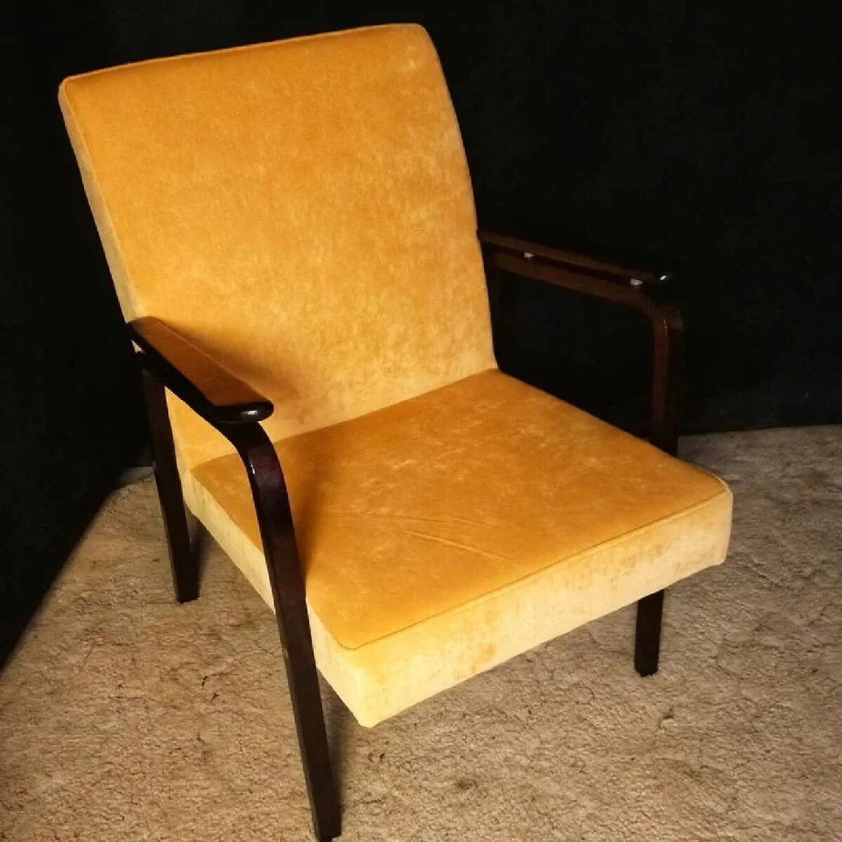 Желтое кресло с черными подлокотниками