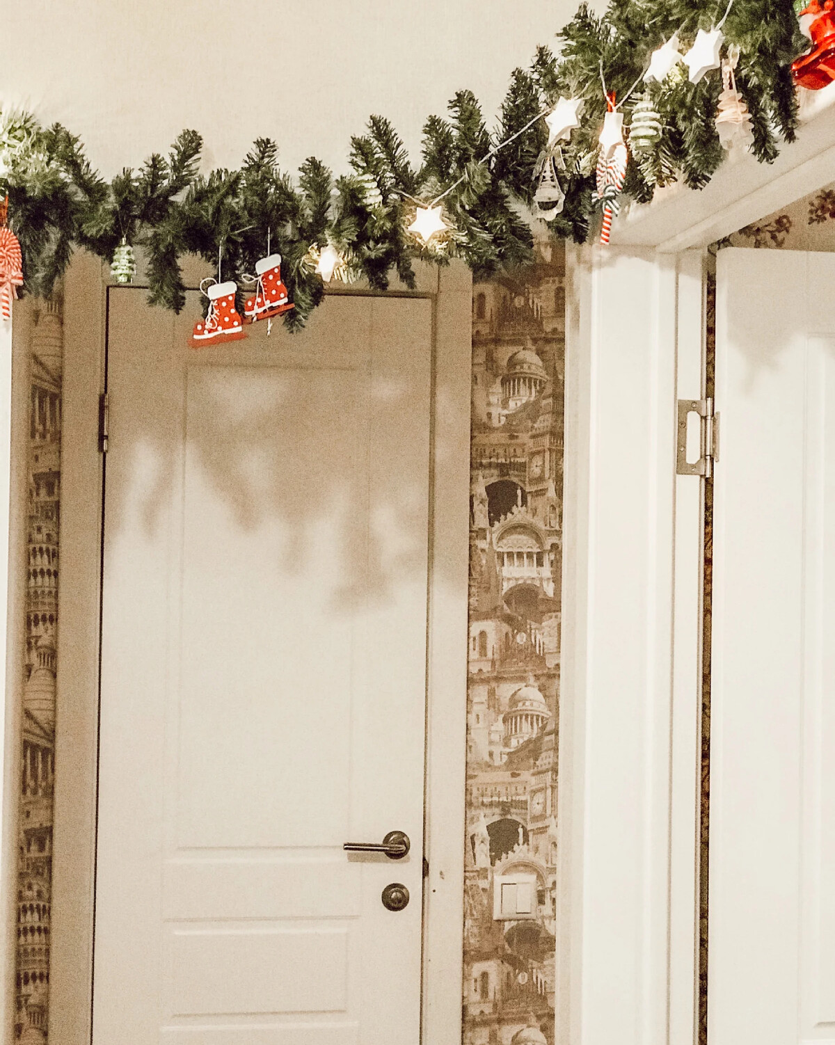Анастасия заставила парня украсить комнату к новому году