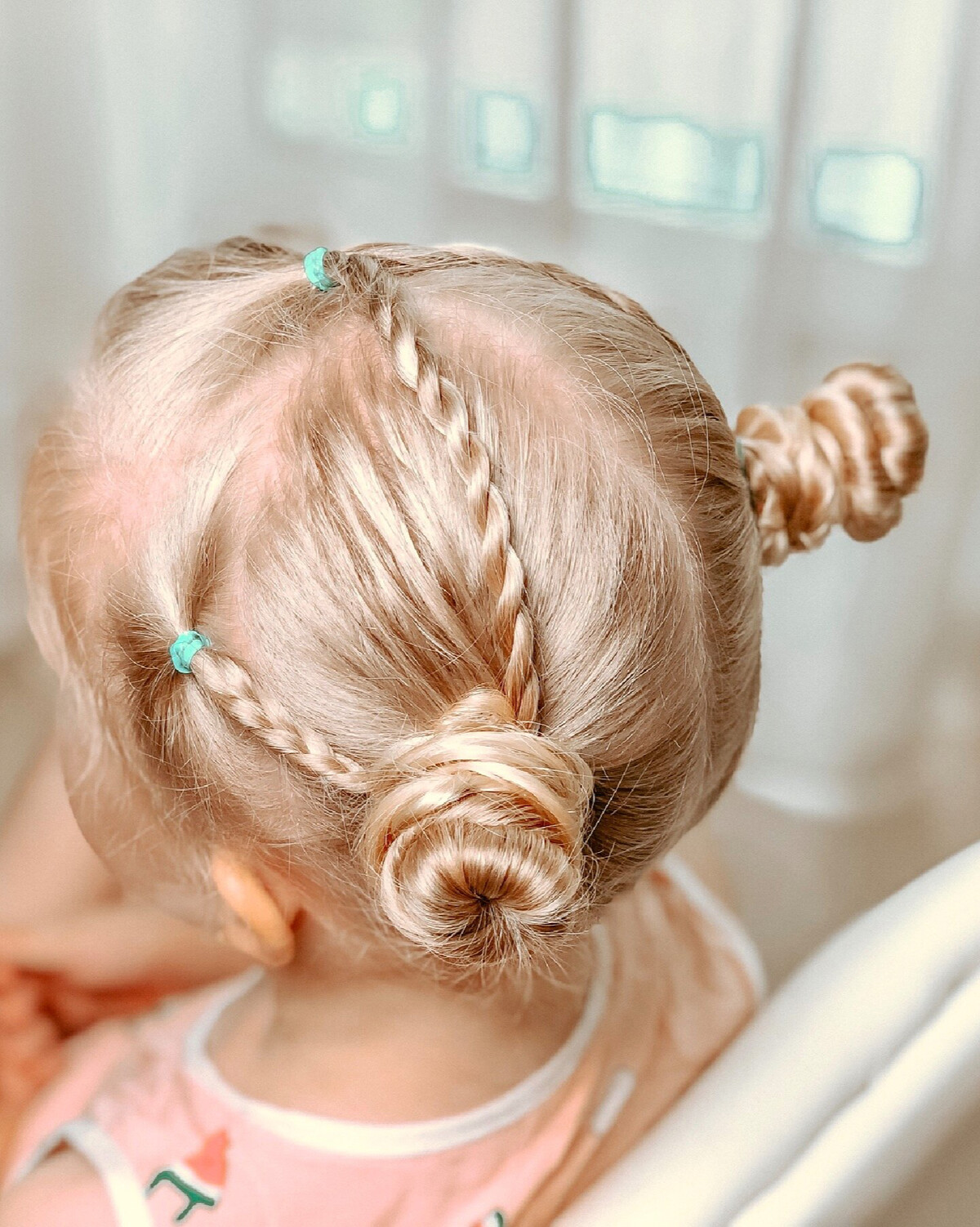 сделать прическу девочке видео. пиричоски диля девучки. прически для девочек. красивые причёски для девочек. сделать прическу девочке видео.