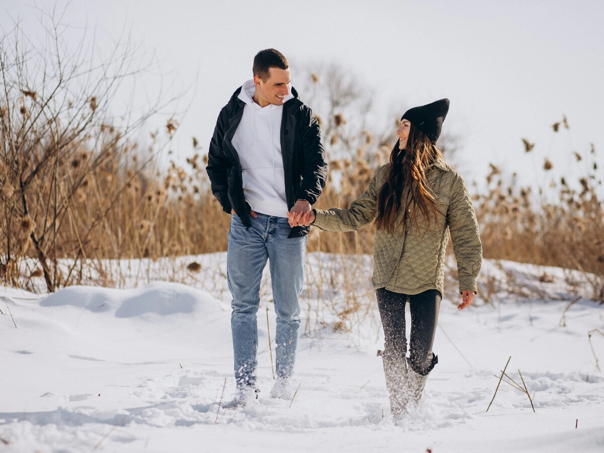 Двое гуляем. Пара зимой. Пара прогулка зима тайна. Пары гуляют за руку зими. Гуляющая пара родителей зимой.