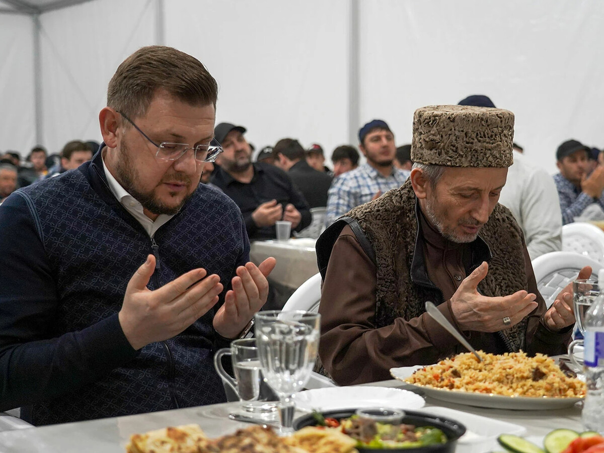 ифтар джума мечеть махачкала 2023. ифтар махачкала шатер. ифтар 2023 дагестан. шатер рамадана махачкала. ифтар 2024 махачкала.