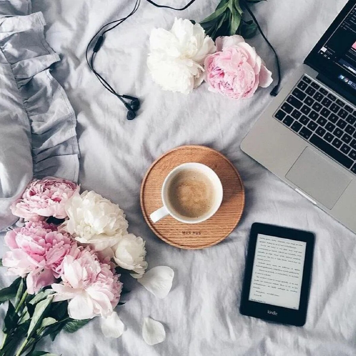 Красивая раскладка. Флэт Лэй. Кофе и цветы. Фон для инстаграма. Ноутбук и кофе.