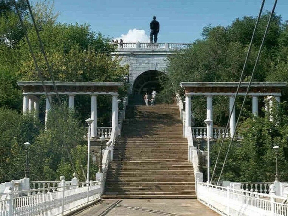 Сколько лет оренбургу. Набережная Оренбург. Пешеходный подвесной мост на набережной Оренбурга. Красивые места в Оренбурге мост. Красивые места в Оренбурге для прогулки.