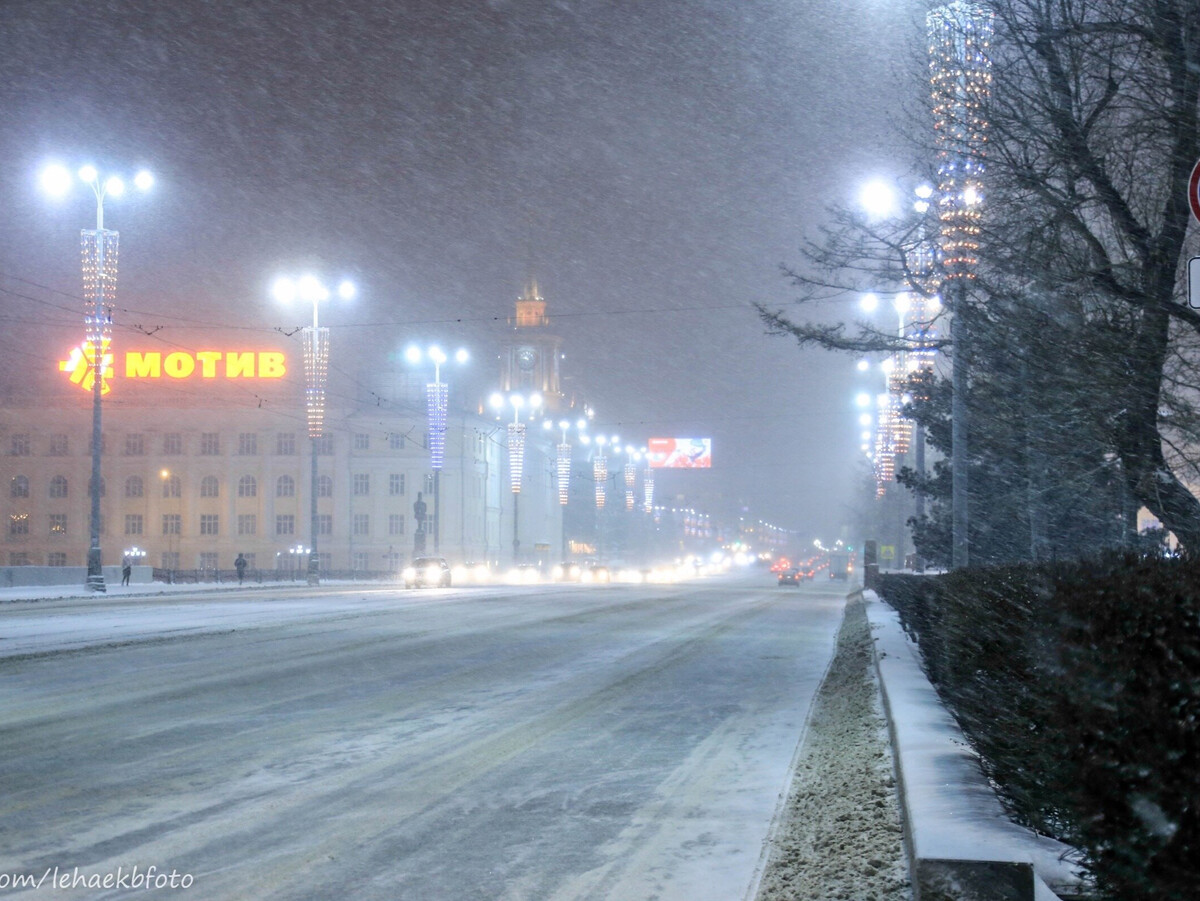 Екатеринбург снег. Снегопад в Екатеринбурге 2021. Ночной Екатеринбург снег. Екатеринбург декабрь. Снег в Екатеринбурге сегодня.