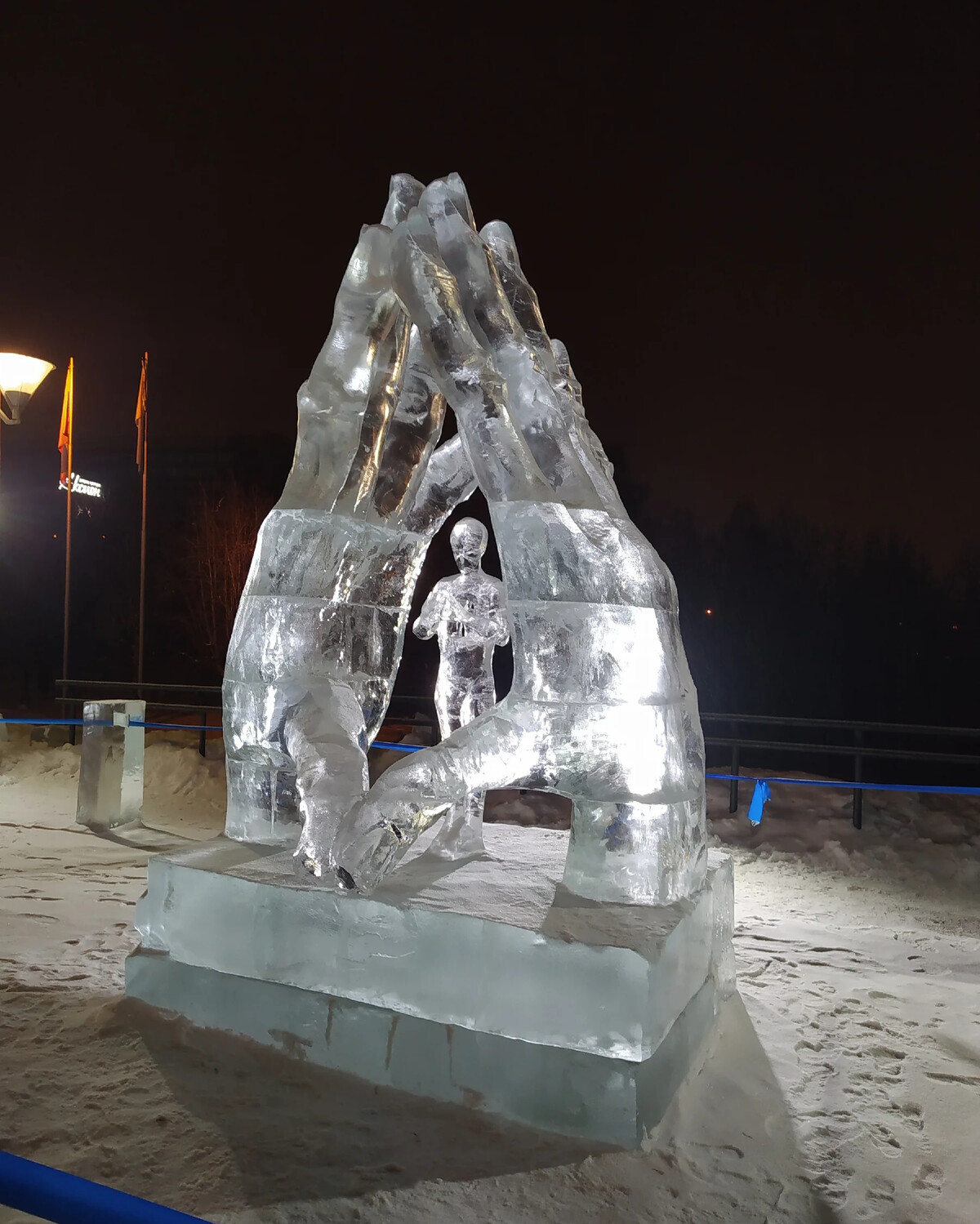 Какие были ледовые битвы. Ледовые скульптуры Рыбинск. Нерюнгри ледовые фигуры. Верхняя Салда ледяные фигуры. Новокузнецк ледяные скульптуры.