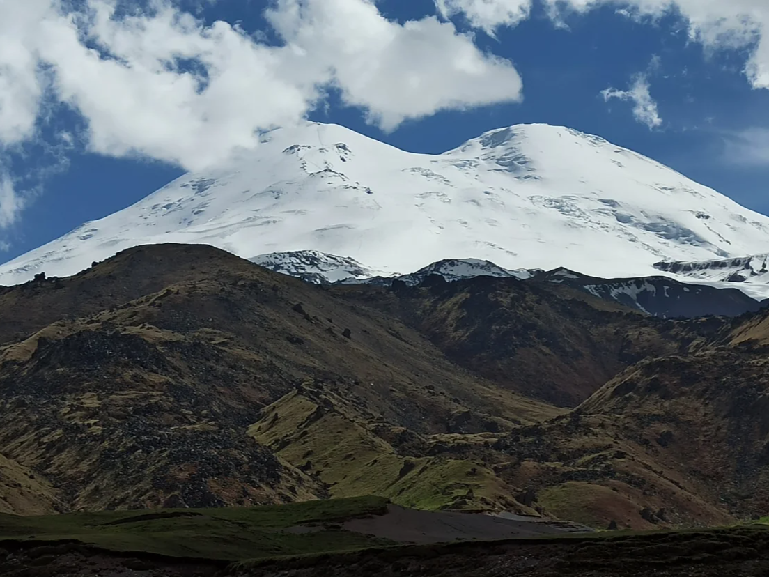 Эльбрус действует или нет. Эльбрус потухший вулкан. Вулкан Эльбрус на Кавказе. Двуглавый Эльбрус. Кратер вулкана Эльбрус.