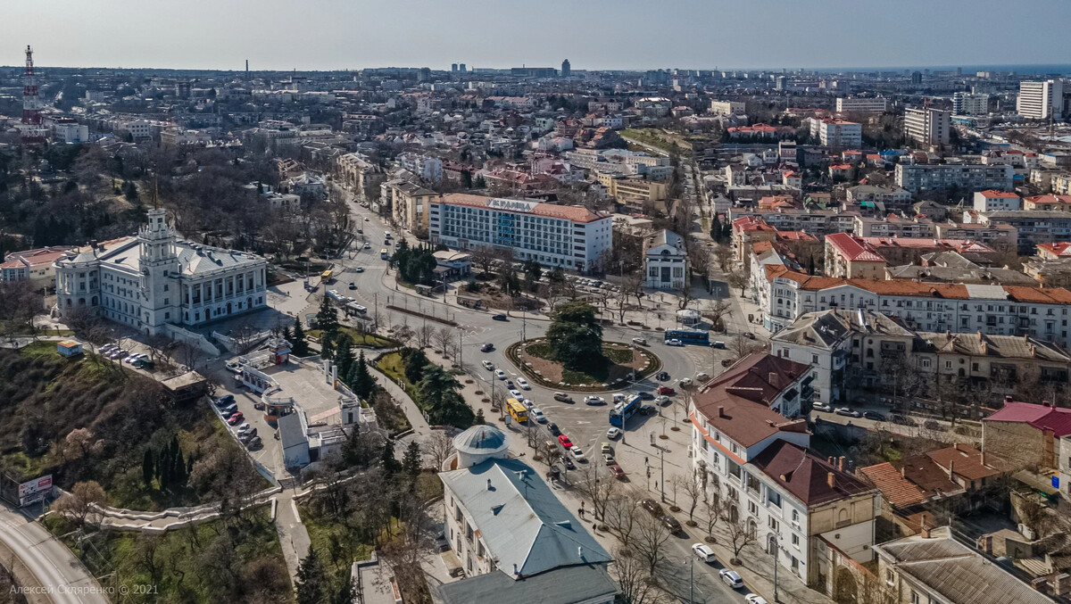 Компании севастополя. Площадь Ушакова Севастополь 2021. Площадь Ушакова в Севастополе зимой. УПЛ Ушакова Севастополь зимой. Фото Севастополь центр пригорок.