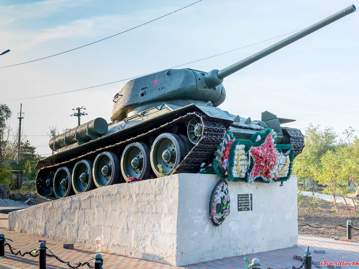 Город котельниково. Котельниково памятник танк т34. Танк т-34 будённовск. Памятник т34 85 Новороссийск. Памятник танкистам т34 Новороссийск.