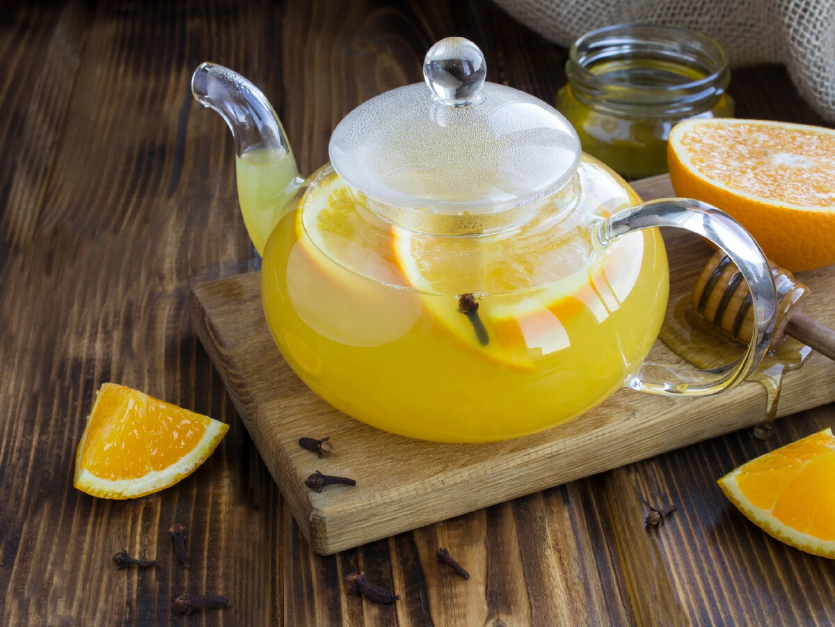 Фруктовый чай рецепт в домашних. Чай с имбирем лимоном и апельсином. Чай апельсин облепиха мята лимон. Чай в чайнике. Цитрусовый чай.