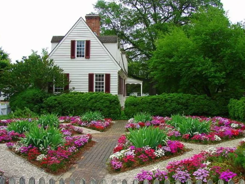 Около дома был сад. Клумбы на даче. Красивый палисадник. Цветник в палисаднике. Цветы в палисаднике перед домом.