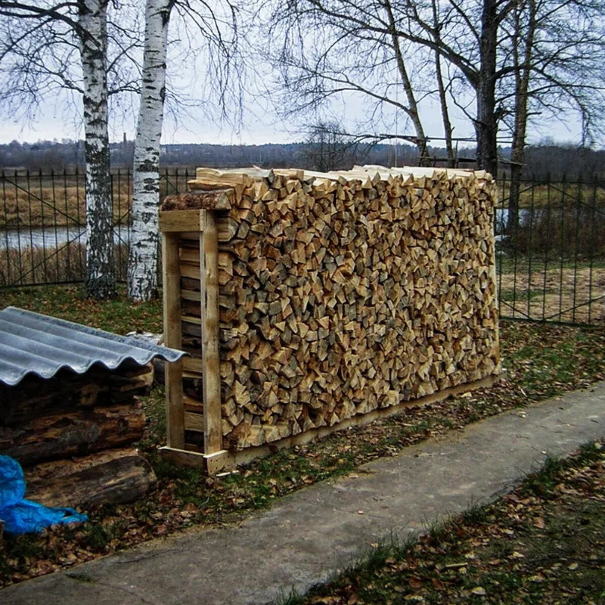Укладка дров на участке