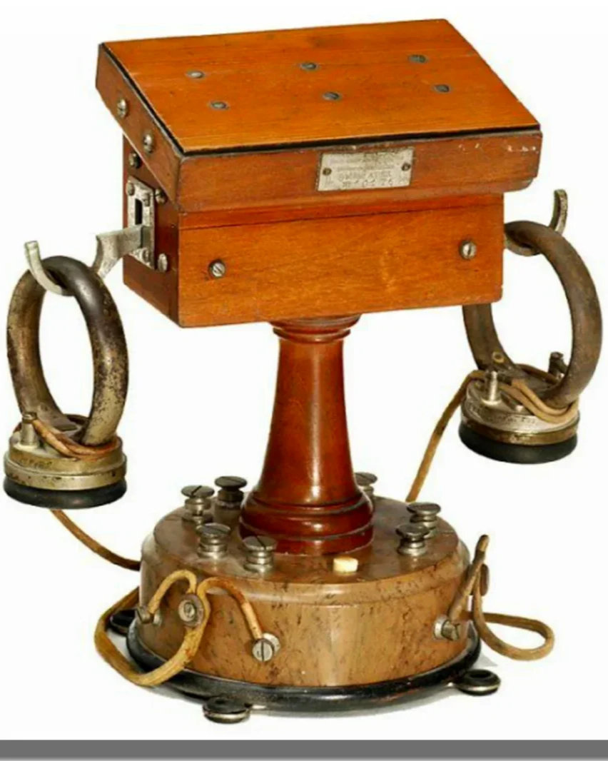 1 telephone. Телефонный аппарат Белла 1876. Первый телефонный аппарат Белл. Телефонный аппарат Бойля 1896. Самый первый телефонный аппарат.