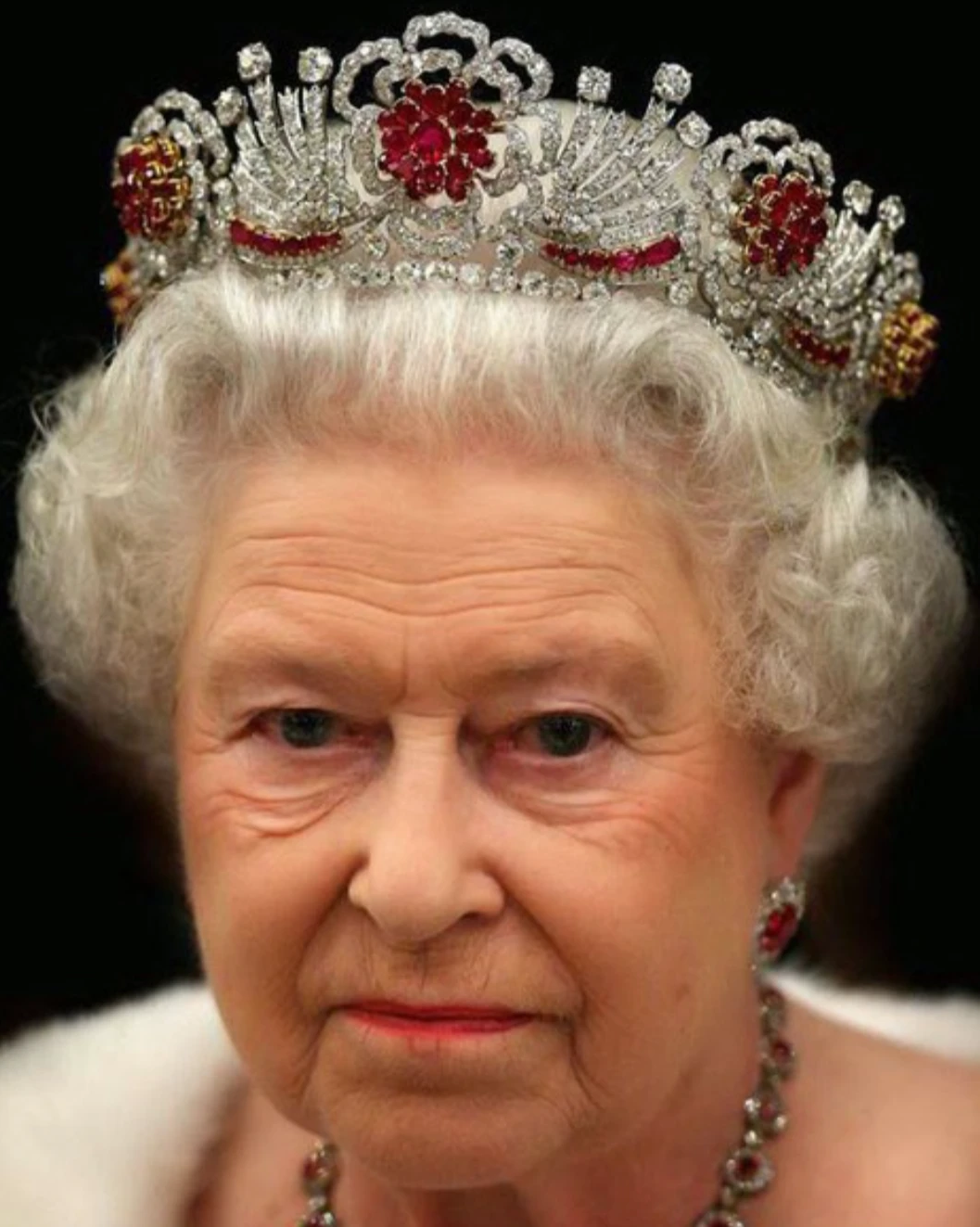 Долголетие королевы. Корона диадема королевы Англии. Тиары Елизаветы 2 королевы Великобритании. Бирманская Рубиновая тиара Елизаветы II.