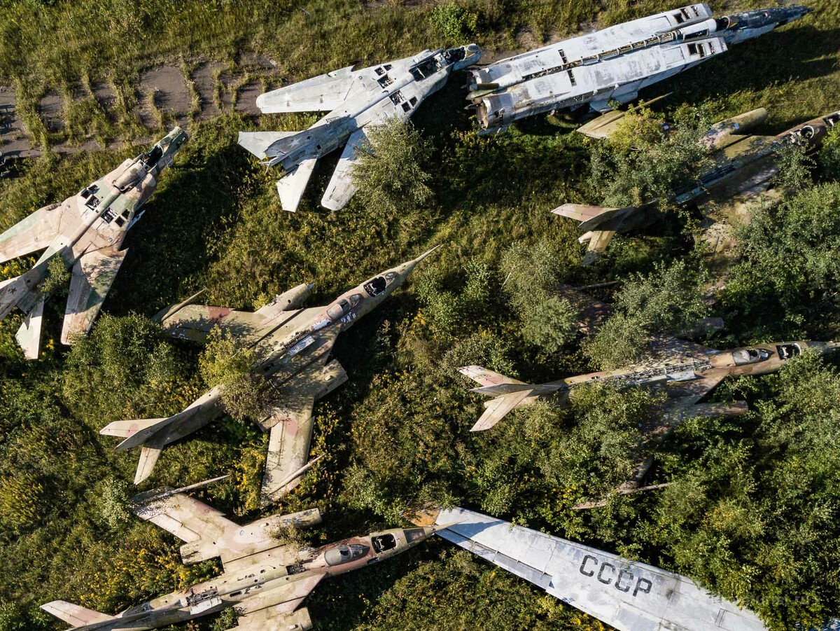 Заброшенный самолет. Заброшенный як-28. Заброшенный Боинг 747. Заброшенный самолет в лесу. Заброшенные самолеты в России.