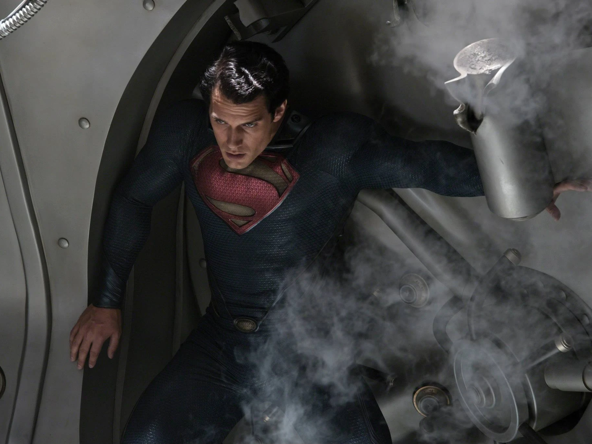 Спасает людей человек из стали. Супермен человек из стали.