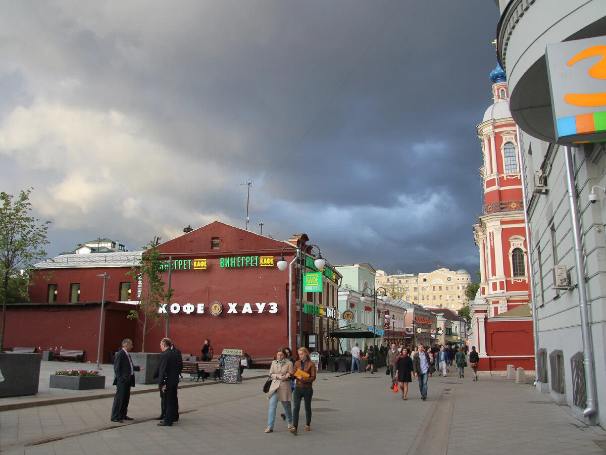 вход в метро третьяковская