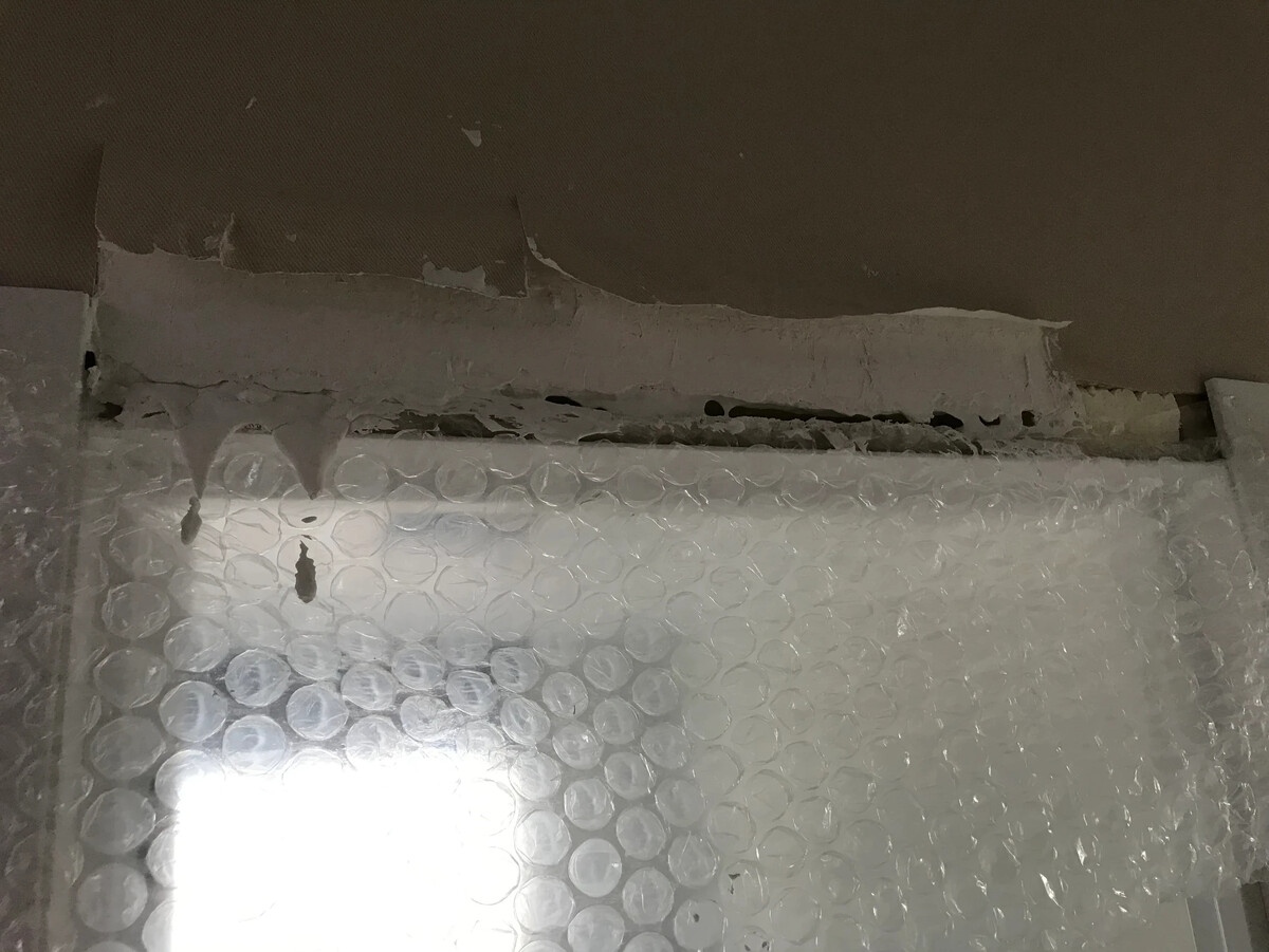 видимая щель. рубцовая деформация шейки матки. якорная щель река. вид из дыры. видимая щель.