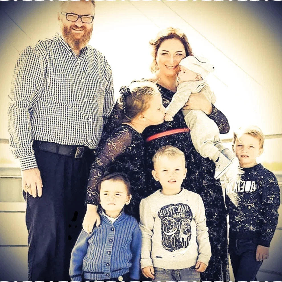 женщина которая усыновила 150 детей. виталий милонов с женой. день многодетной семьи. женщина усыновившая 26 детей. влшто.