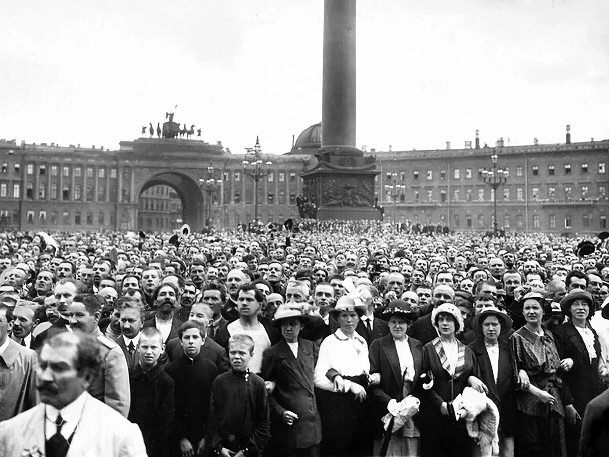 Объявляет войну и заключает мир. Николай 2 Дворцовая площадь август 1914. Манифестация на Дворцовой площади 1914. Объявление Германией войны России 1914. Дворцовая площадь объявление войны 1914.