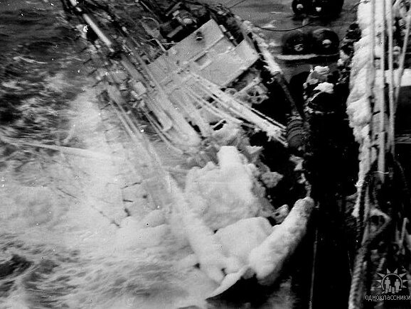 Игорь британов командир к 219. Моряк и девушка. Бой идёт не ради славы ради жизни. Девушка провожает корабль. Тельняшка моряка.