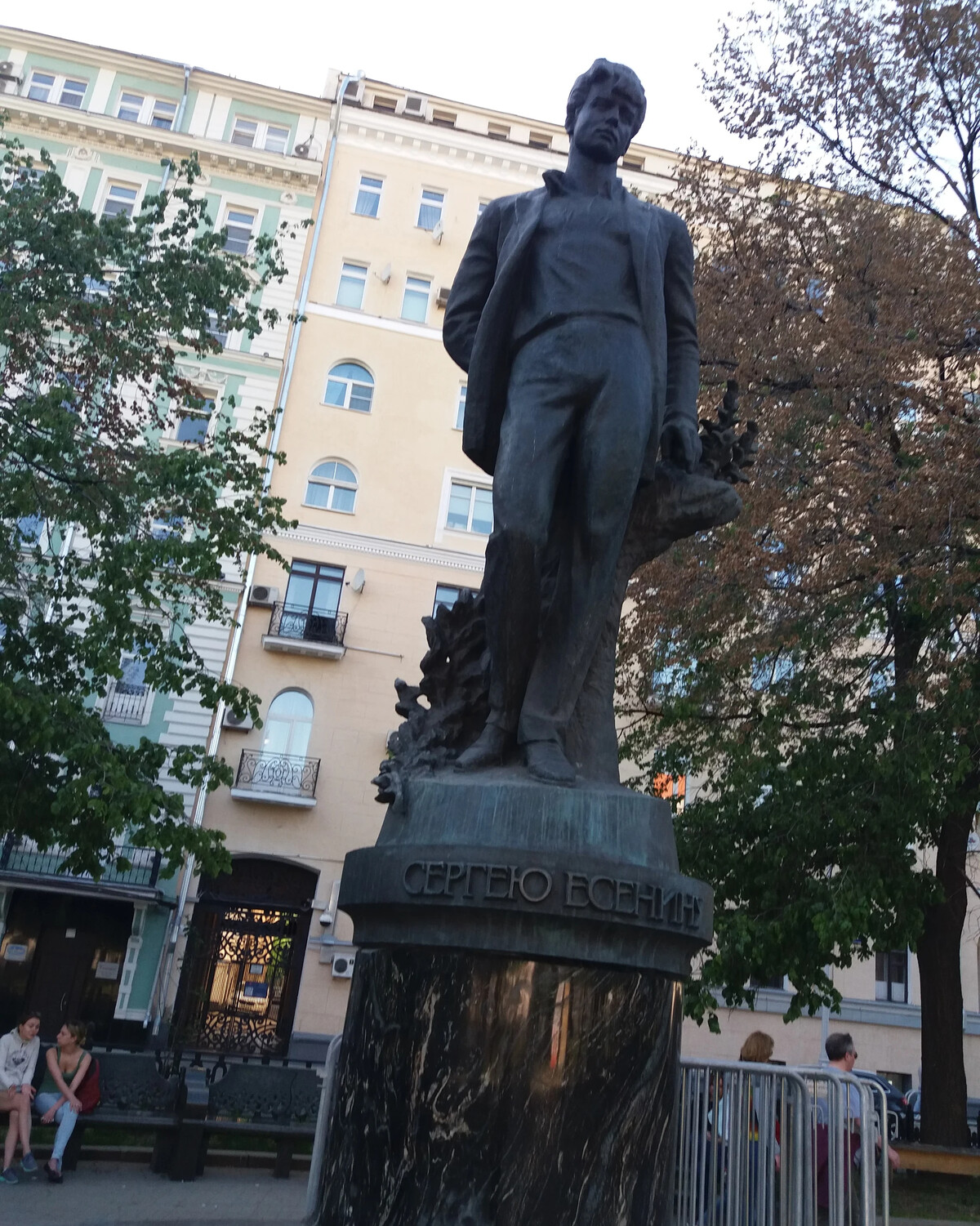 памятник есенину в москве на тверском бульваре