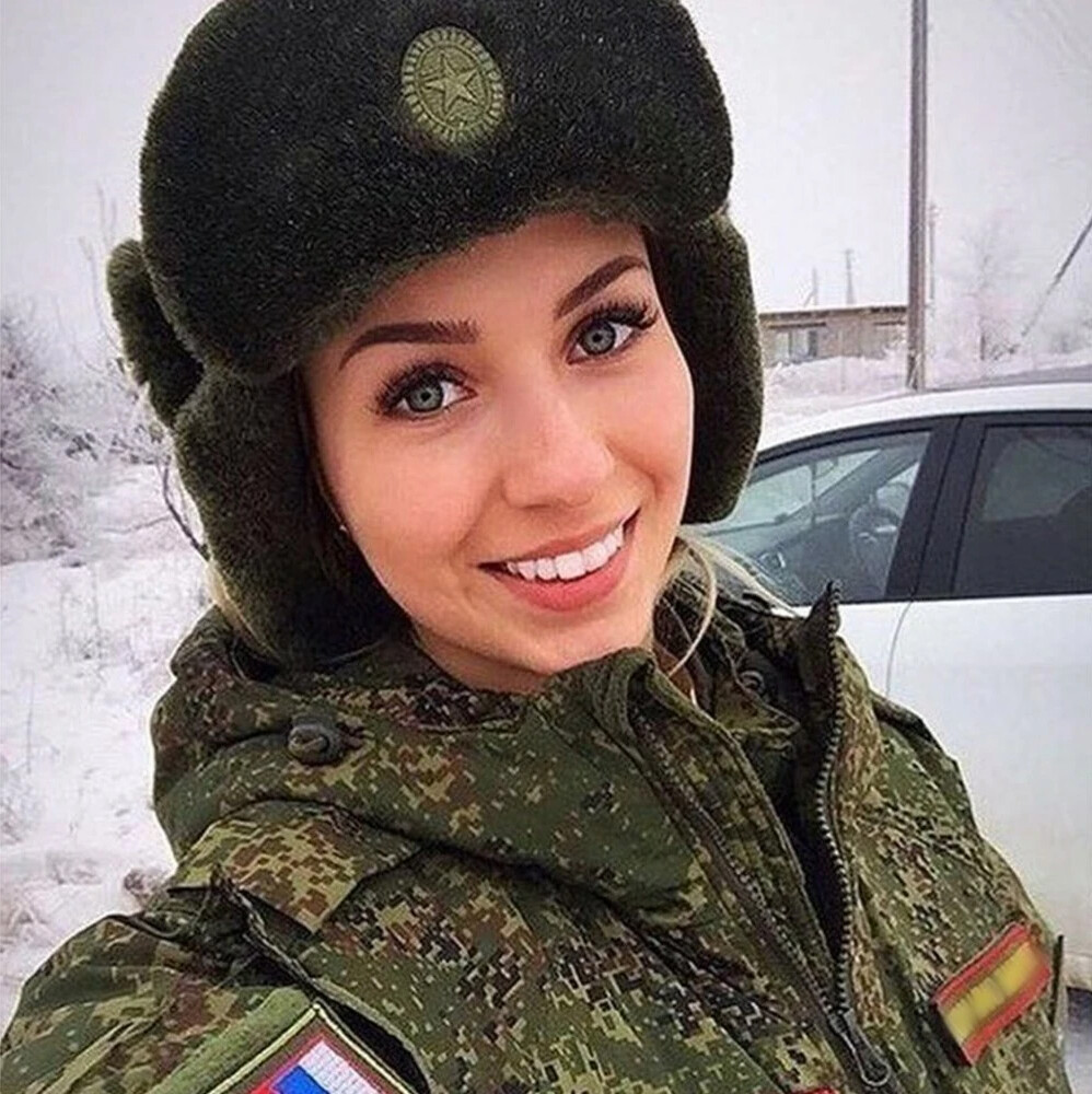 Russian female. Девушка военнослужащая. Девушки в военной форме России. Русские девушки в армии. Девушка в Российской военной форме.