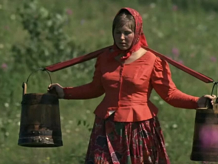 Баба с коромыслом и ведрами картинки