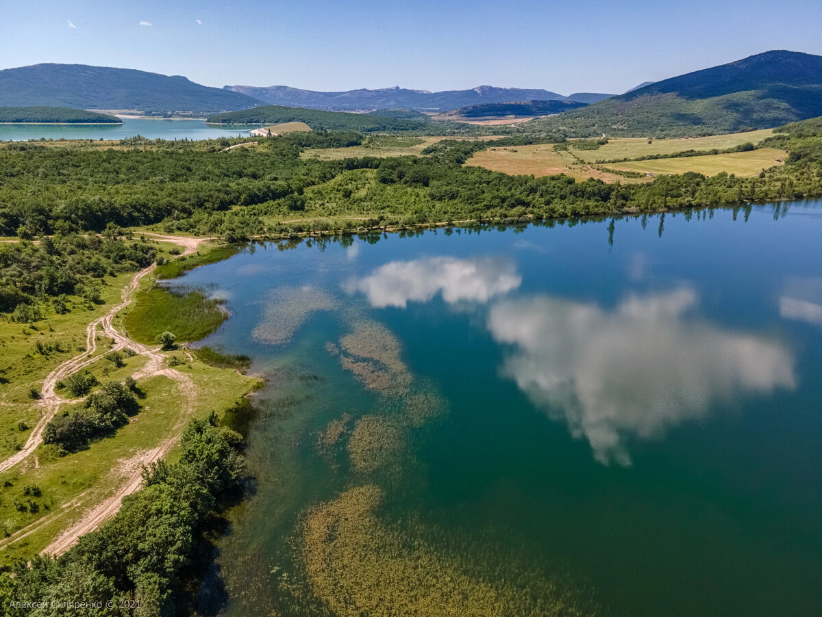 Крым нижняя. Байдарскую долину с Чернореченским водохранилищем. Байдарская Долина озеро. Байдарская Долина село передовое верхнее озеро. Озеро в передовом Севастополь.