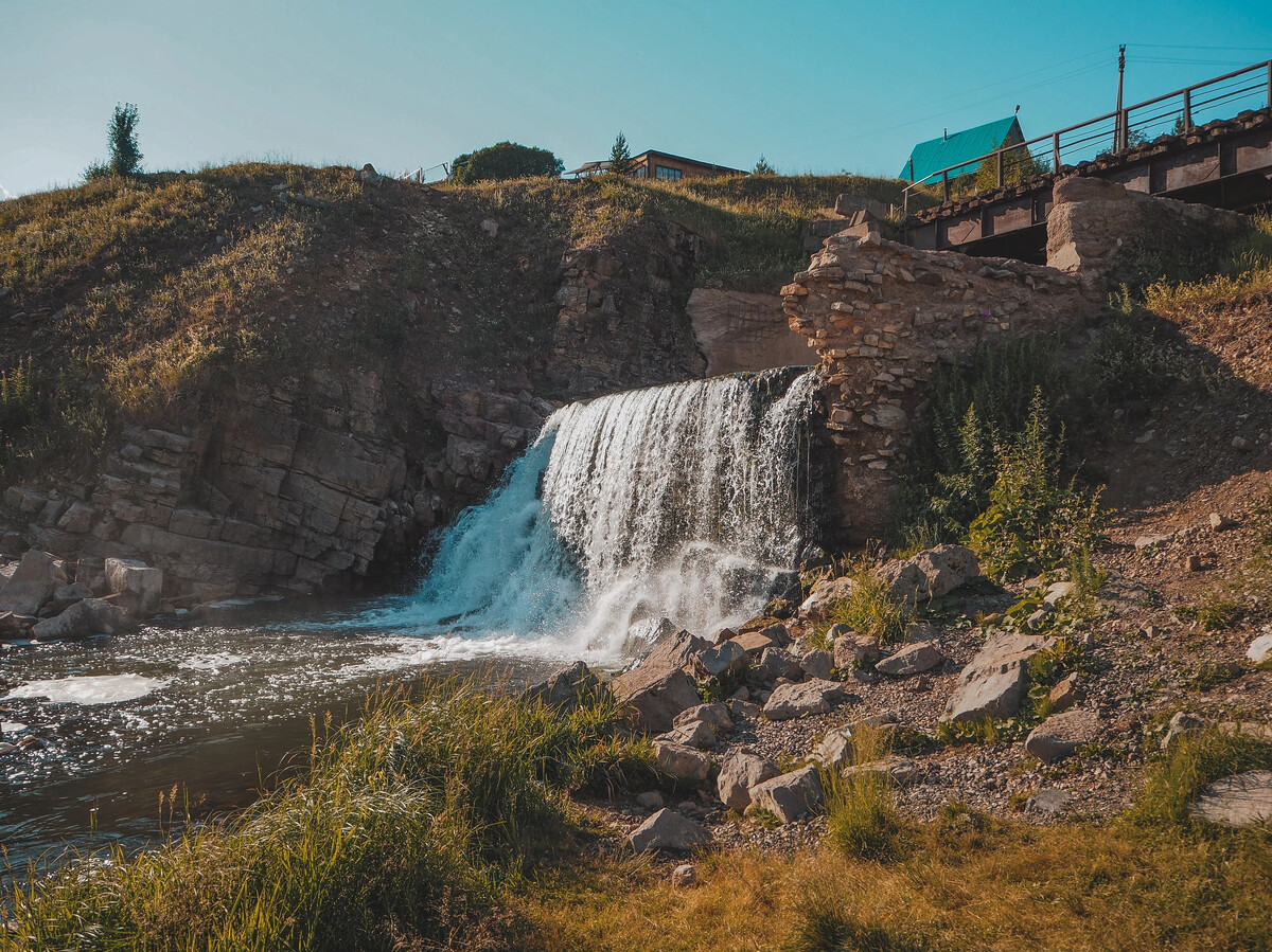 Погода кусья александровске в кусье. Кусье-Александровский водопад. Кусьинский водопад Пермский край. Кусье-Александровский Пермский край. Посёлок Кусье Александровский.