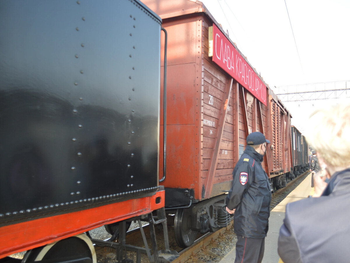 Поезда приходящие в тюмень. Старый вагон поезда. Сход вагонов тюмень. Поезда приходящие в тюмень. Электричка киров.