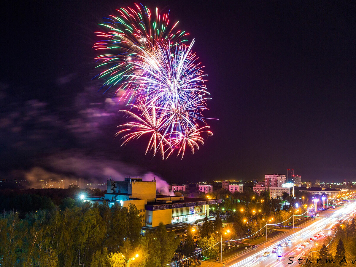 Салют в чите. Салют Чита 9 мая. Салюты в Чите 9 мая. Салют в Калининграде 9 мая. Салют 9 мая Хабаровск.