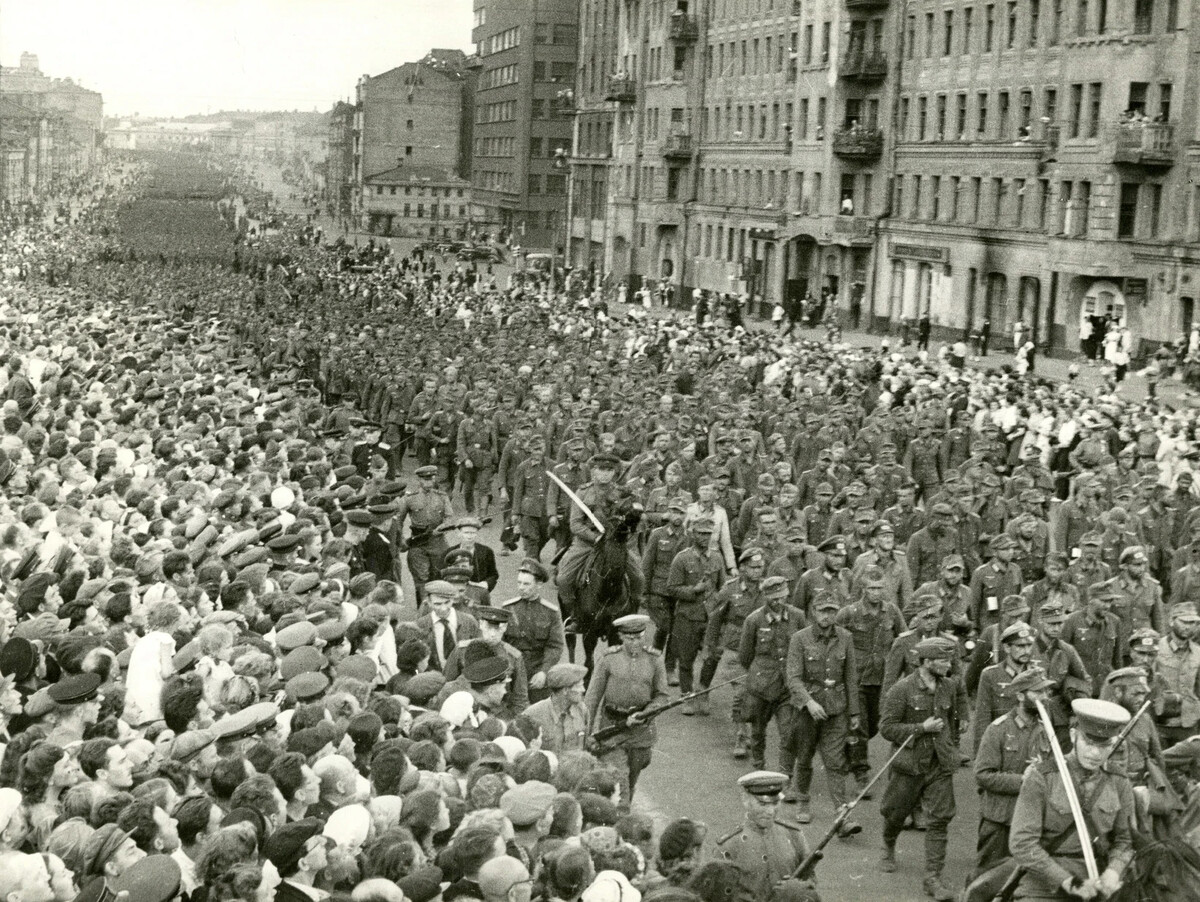 парад побежденных в москве