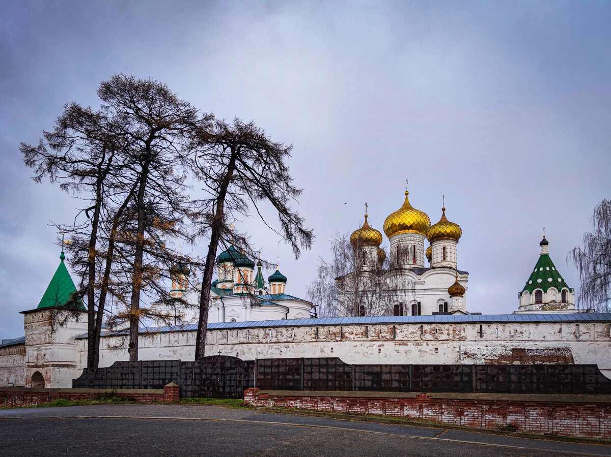 Ипатьевский монастырь Кострома. Достопримечательности Костромы Ипатьевский монастырь. Ипатьевский монастырь 1613.