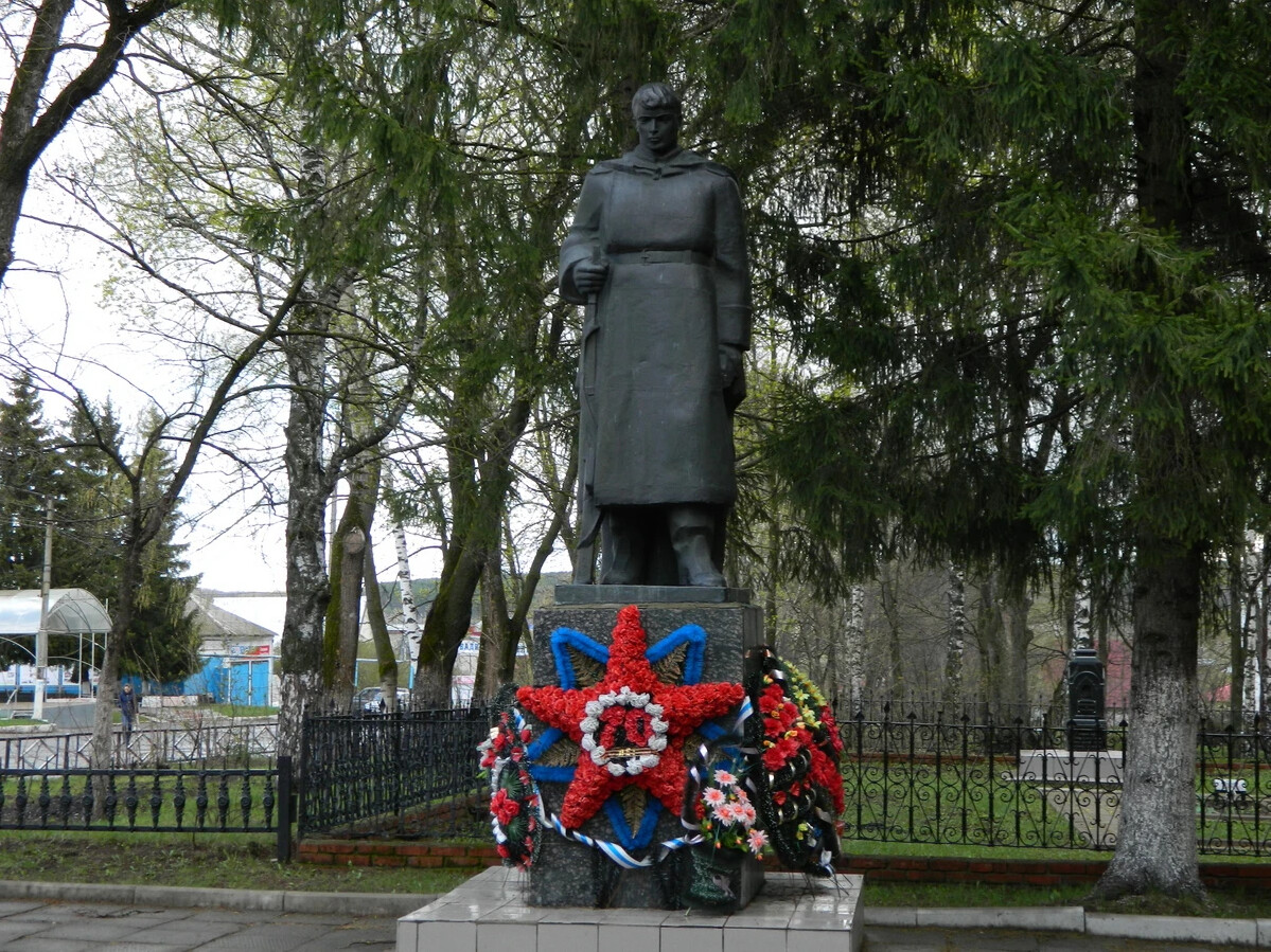 Вадинск пензенской. Обелиски неизвестному солдату в Пензенской области. Достопримечательности Вадинска Пензенской области. Памятник неизвестному солдату Спасск Пензенская область. Пензенская область село Вадинск памятник неизвестному солдату.