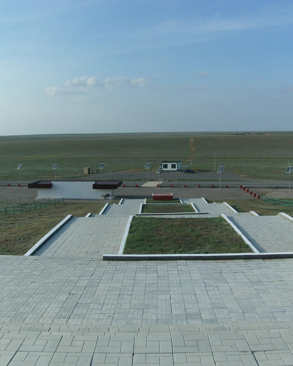 калмыкия 1. калмыкия хурул тюльпаны. калмыкия хурул золотая обитель будды. хулхута мемориальный комплекс. хурула золотая обитель будды шакьямуни.