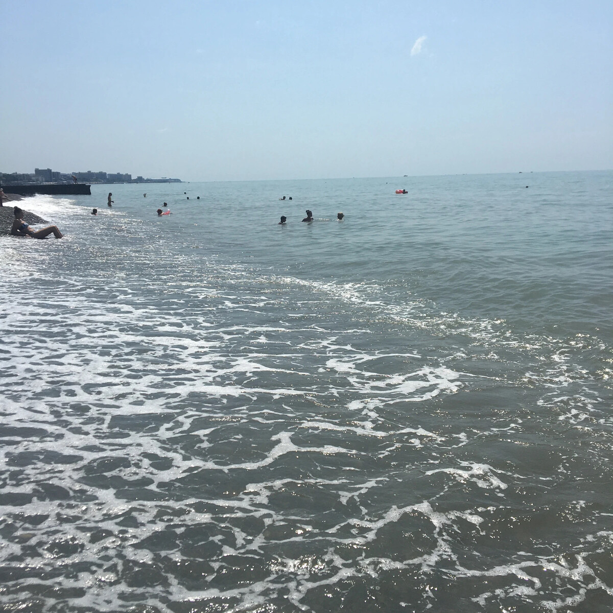 Сколько градусов море в адлере сейчас. Сочи море. мутное море. море в сочинском районе.