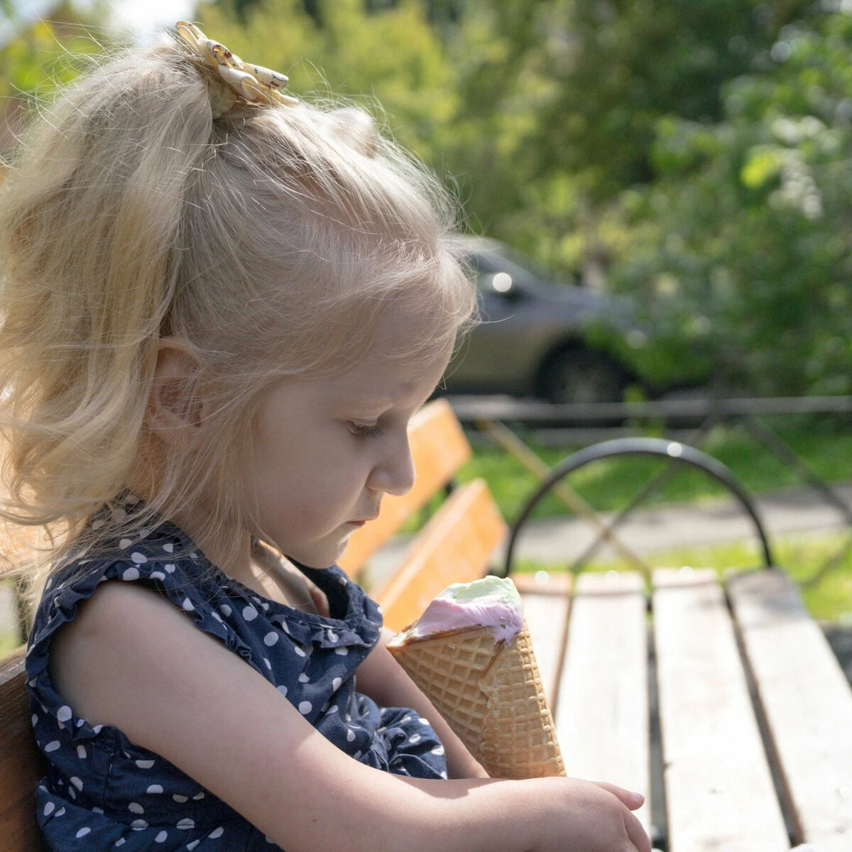 Девушка умоляет парня. Когда женщина просит прощения у мужчины. Девушка обиделась прикол. Девочка просит чтобы ее. Просящая девочка.