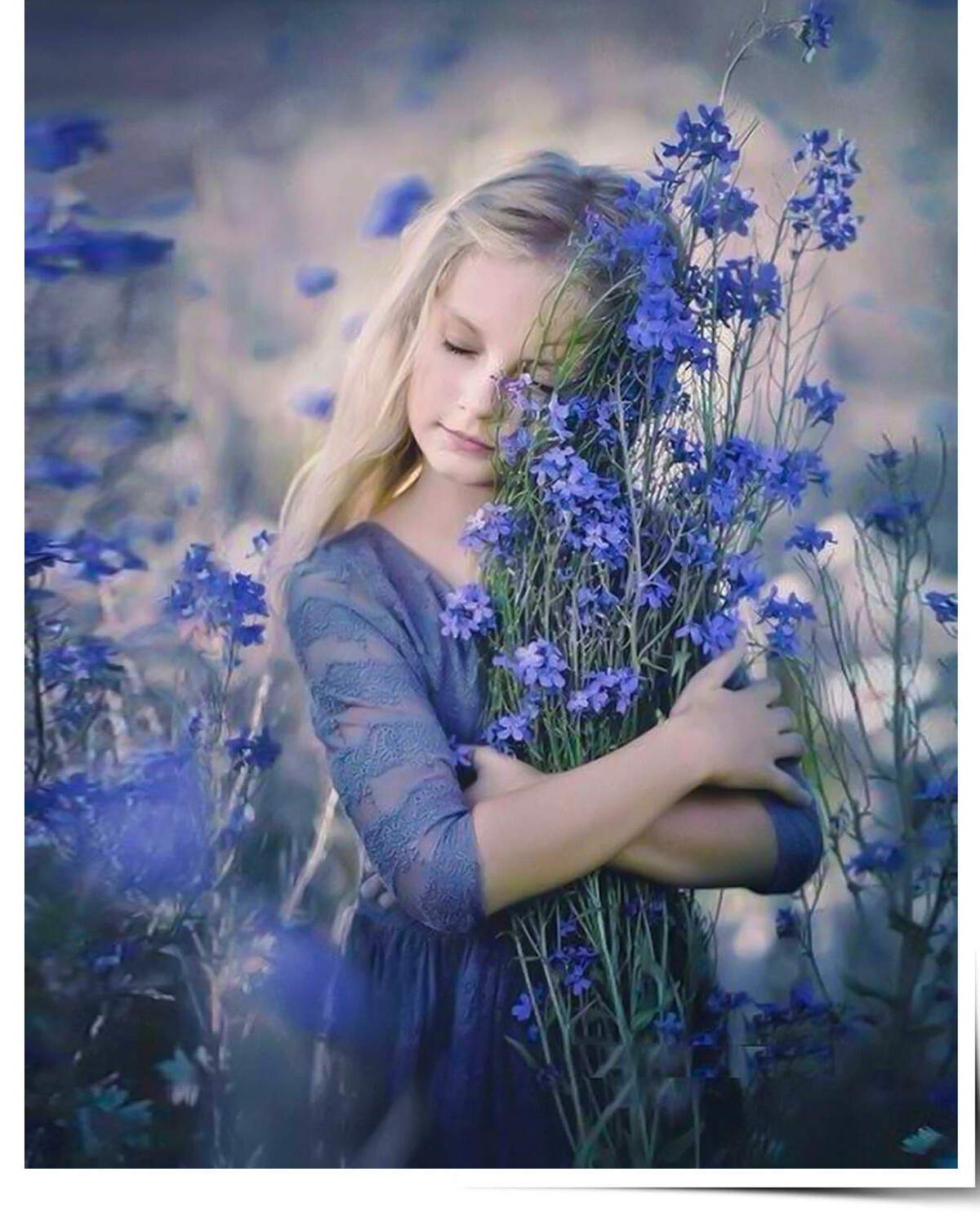 Чем чище душа тем. Девочка с цветами. Девушка и полевые цветы. Девочка с полевыми цветами.