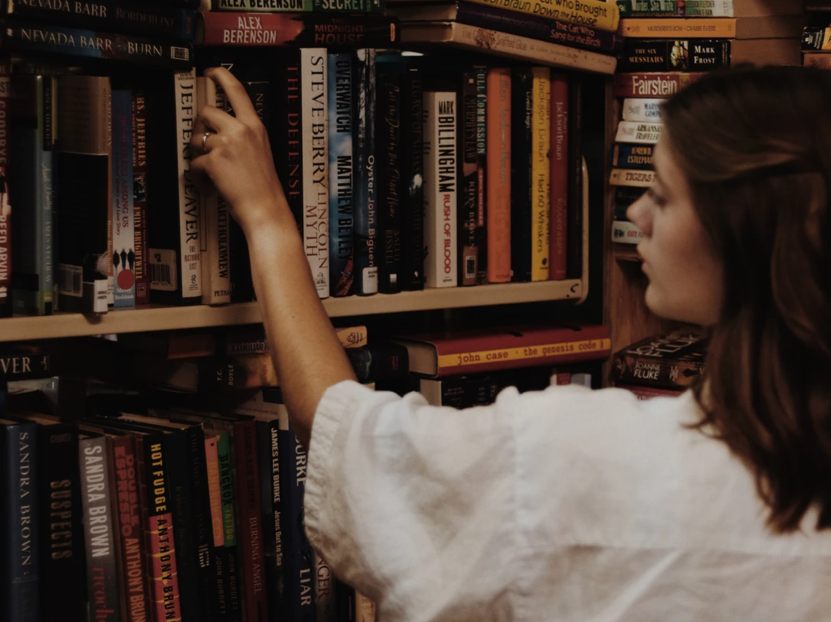 Работа уйти или остаться. Раздражительность. Девчонки коллеги. Непростая работа была. Девушка в стрессе.