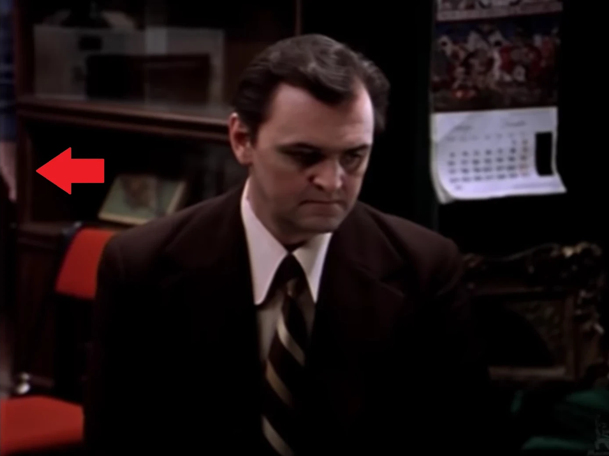 Киноляпы в иронии судьбы или с легким паром 1975. Киноляп с легким паром. Ирония судьбы надя с гитарой. Ирония судьбы 1 часть. Киноляпы в фильме ирония судьбы.