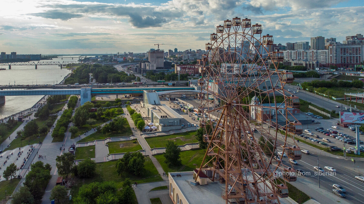 Колесо обозрения томск. Хабаровск колесо обозрения на набережной. Владивосток колесо обозрения на набережной. Набережная в Новосибирске атракционы 360.