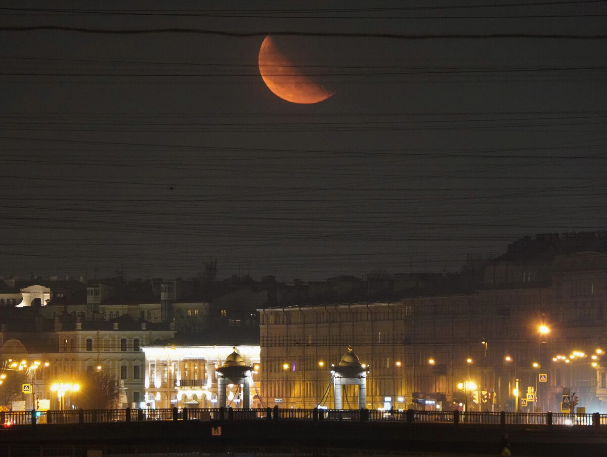 Восход луны в марте