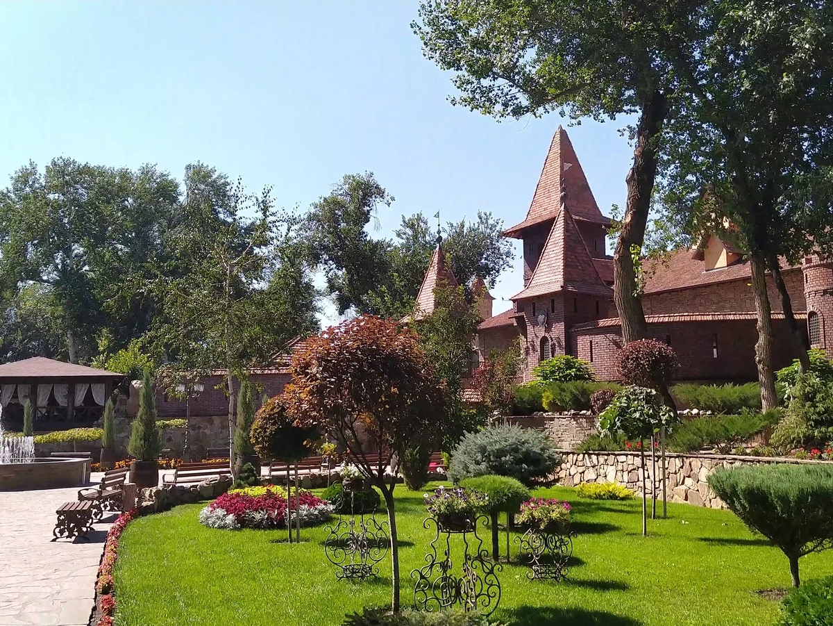 Отель лога каменск шахтинский. Парк Лога из Курска. Парк Лога фото. Парк Лога там где много военной техники. Парк Лога кафе фото.