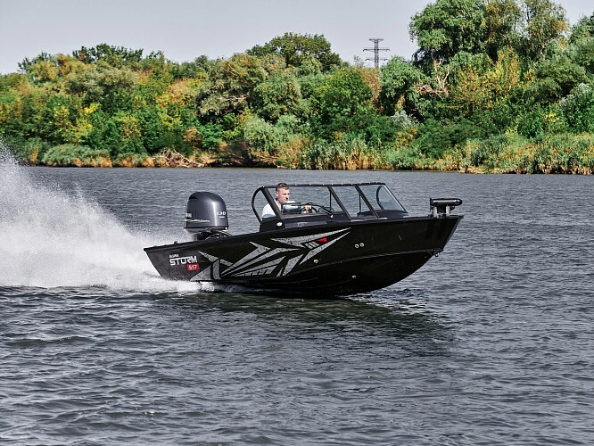 Лодка aluma storm. Характеристики алюма шторм 577. Катер алюма шторм 577. Катер алюма шторм 477. Алюма 477.