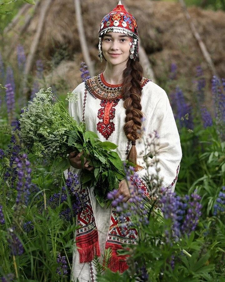 Чувашская девушка в национальном костюме
