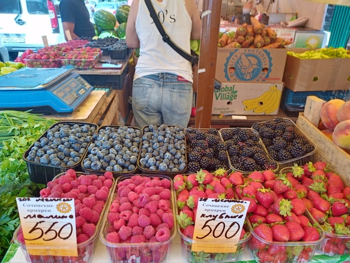 рыбный прилавок. ярмарка на ареде в сочи. дагомыс овощной рынок. сочинские ярмарки фото. рыбная ярмарка.