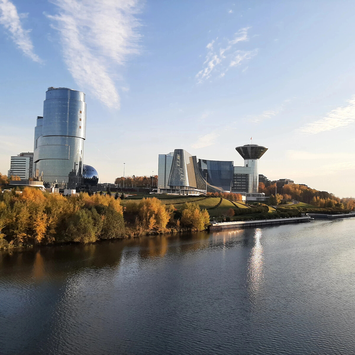 Погода красногорск московская область на 14 дней. Дом правительства Московской области Красногорск. Павшинская Пойма набережная правительство Московской. Павшинская Пойма парк. Павшинская Пойма 2000.