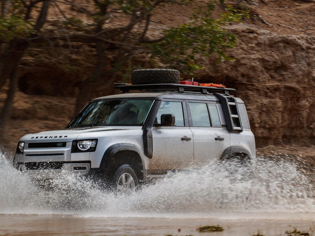 Land Rover Defender 2020 off Road