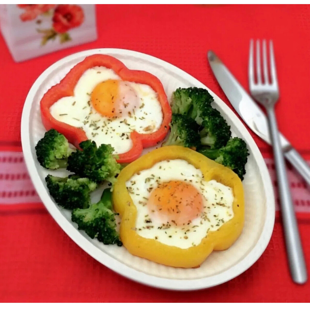 Видео как приготовить вкусный завтрак. Оригинальный завтрак из яиц. Украшение яичницы. Оригинальная яичница. Красиво приготовить яичницу.